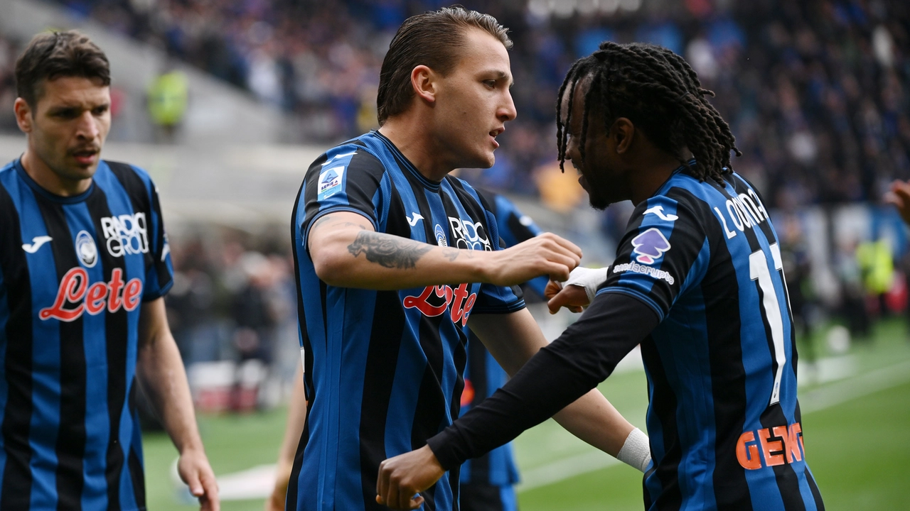 Retegui e Lookman festeggiano nella sfida con il Bologna