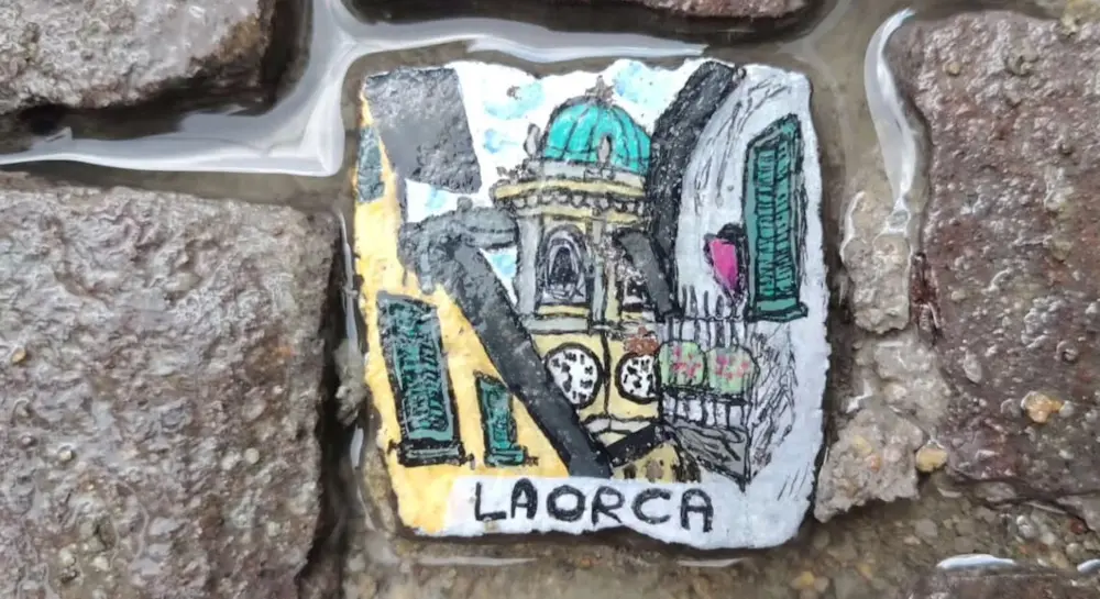 Anonimo artista ruba un sanpietrino a Lecco, lo dipinge e lo restituisce: “Vorrei tornasse al suo posto”