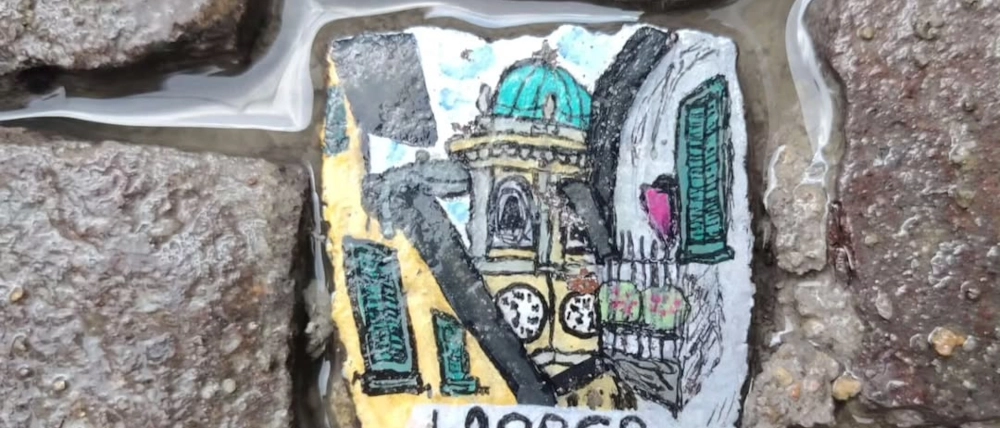 Anonimo artista ruba un sanpietrino a Lecco, lo dipinge e lo restituisce: “Vorrei tornasse al suo posto”