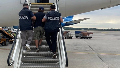 Polizia in azione per rimpatri immigrati (foto Questura)