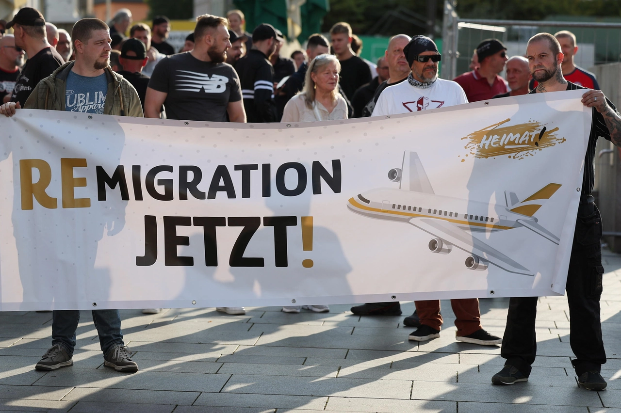 "Remigrazione adesso!". Una manifestazione dell'estrema destra tedesca a Solingen, nel Nordreno Vestfalia, l'anno scorso