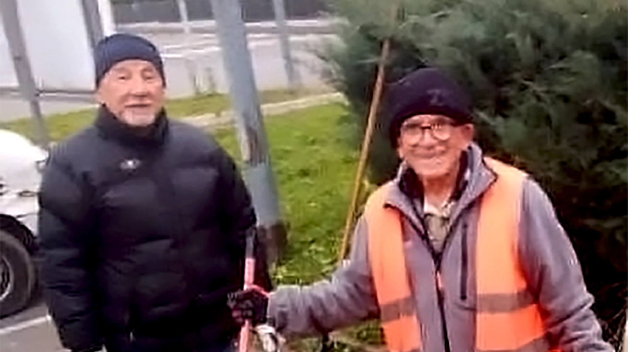 Ha dedicato qualche giorno delle festività di fine anno per ripulire alcune aree pubbliche invase da rifiuti e... Ha dedicato qualche giorno delle festività di fine anno per ripulire alcune aree pubbliche invase da rifiuti e...