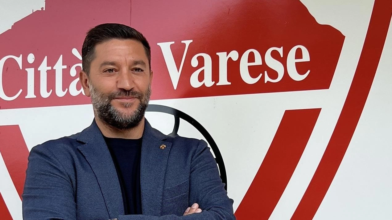 Roberto Floris, allenatore del Città di Varese inserito nel girone A Roberto Floris, allenatore del Città di Varese inserito nel girone A