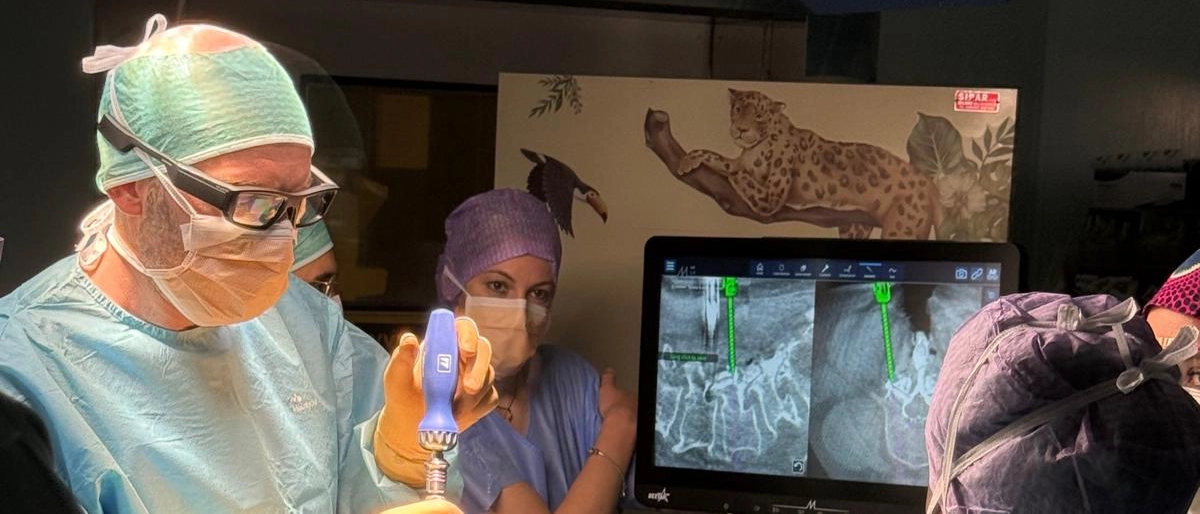 Legnano, rivoluzione in sala operatoria con gli occhiali a visione tridimensionale: “Così abbiamo una mappa in tempo reale”