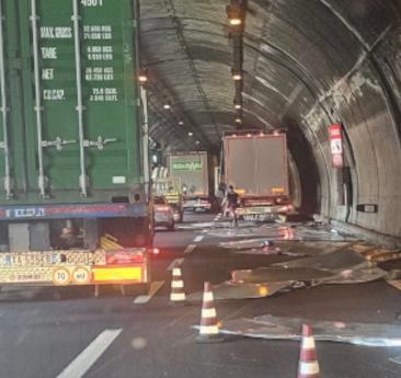 Caos sulla sp 36. Tir perde carico strada chiusa e code Caos sulla sp 36. Tir perde carico strada chiusa e code