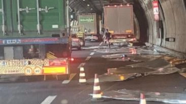 Caos sulla sp 36. Tir perde carico strada chiusa e code