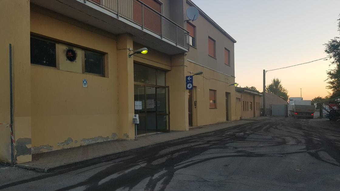 sporcizia furti e disagi dopo le proteste dei cittadini ripulita l8217area della stazione di pizzale