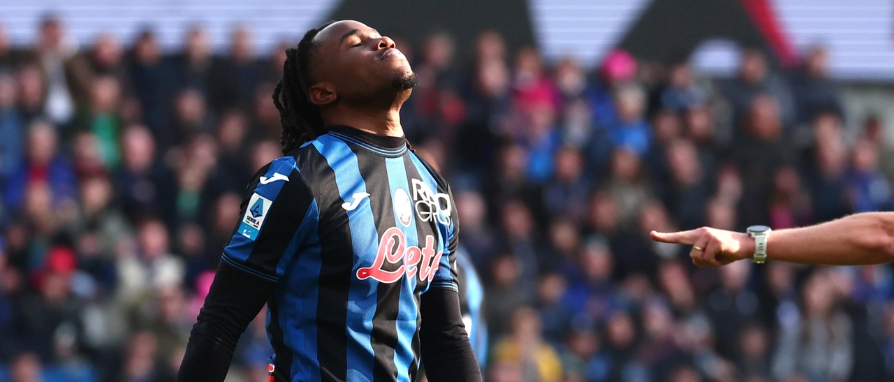 Atalanta, la curva si spacca su Lookman: striscioni pro e contro il giocatore