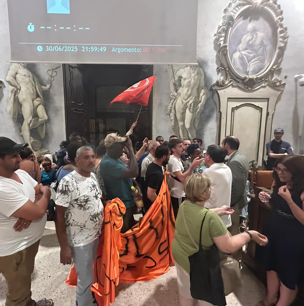 "Basta sfratti, case subito". Urla e striscioni in aula. Protesta blocca il Consiglio "Basta sfratti, case subito". Urla e striscioni in aula. Protesta blocca il Consiglio