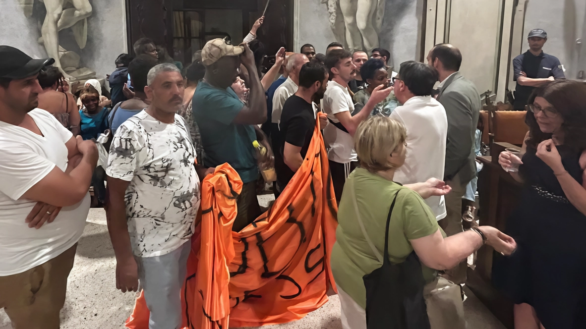 Un momento della protesta dell’Assemblea per la casa lunedì sera in Consiglio comunale