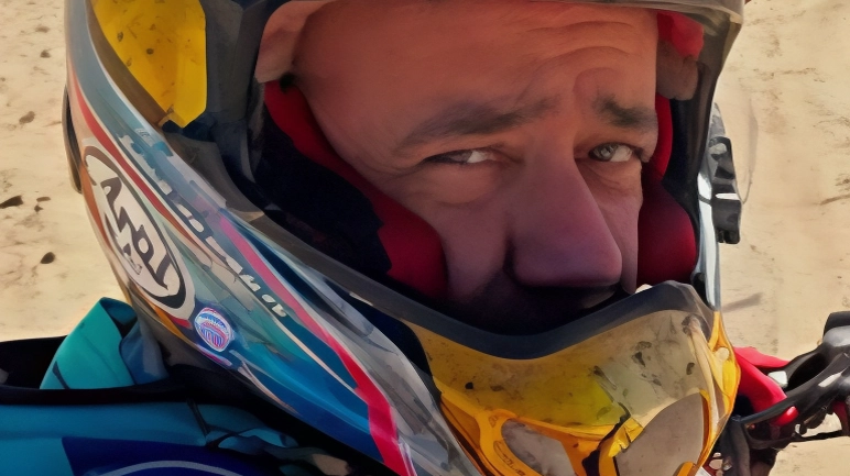 È grave motociclista centrato da ultraleggero