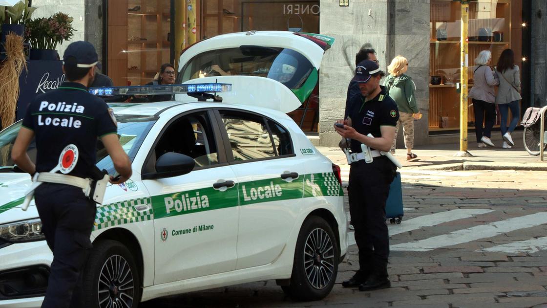 incidente stradale automobilista in retromarcia investe 63enne la donna 232 grave