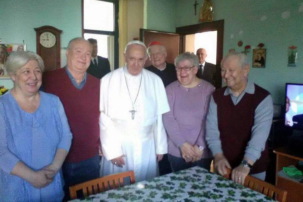 La visita di Papa Francesco alle "Case Bianche" di via Salomone a Milano, nella storica visita del 2017