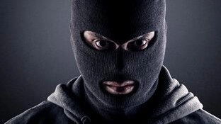 Identificarlo non è stato difficile: pochi giorni prima di tentare la rapina si era presentato per un colloquio di lavoro.... Identificarlo non è stato difficile: pochi giorni prima di tentare la rapina si era presentato per un colloquio di lavoro....