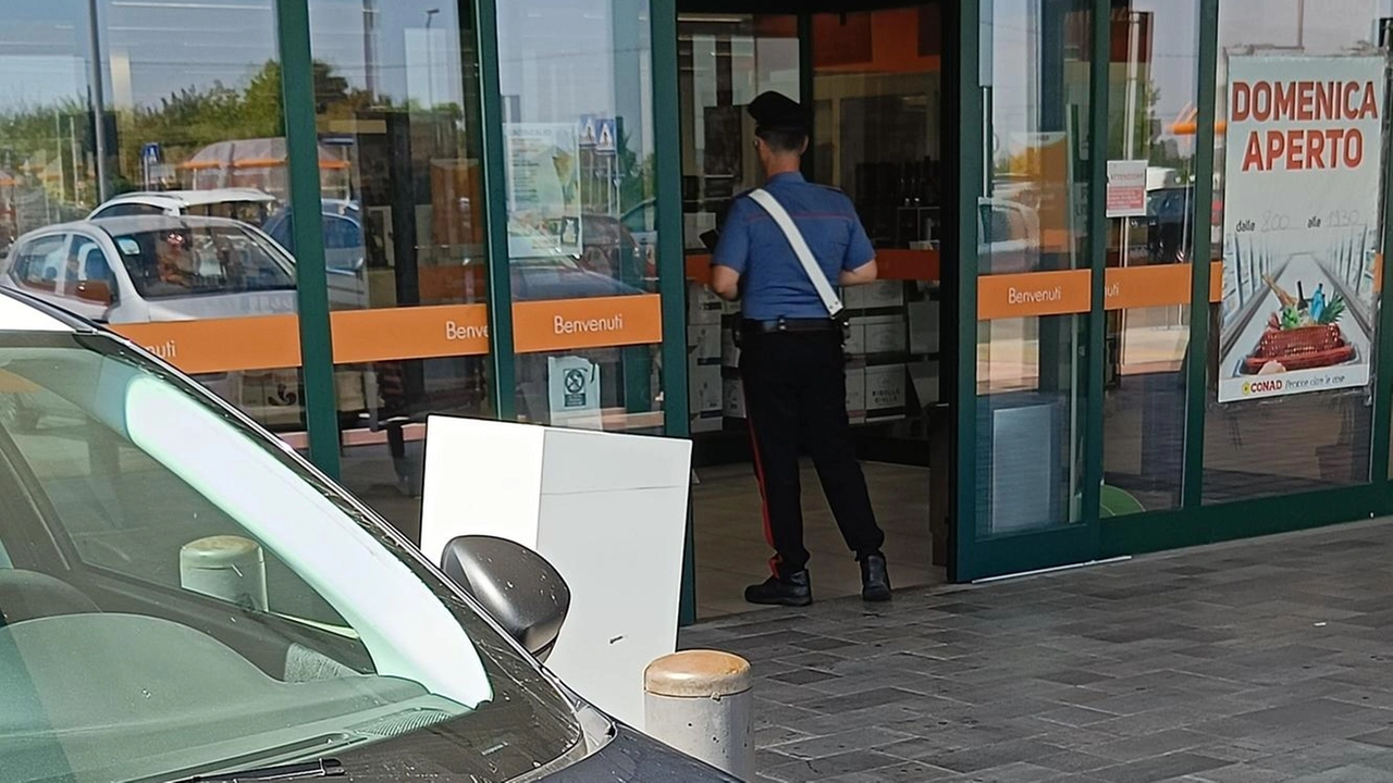 Le dipendenti di 22 e 23 anni erano al lavoro al DPiù nella frazione Vigalfo di Albuzzano Il bandito ha arraffato 250 euro ed è scappato Le dipendenti di 22 e 23 anni erano al lavoro al DPiù nella frazione Vigalfo di Albuzzano Il bandito ha arraffato 250 euro ed è scappato