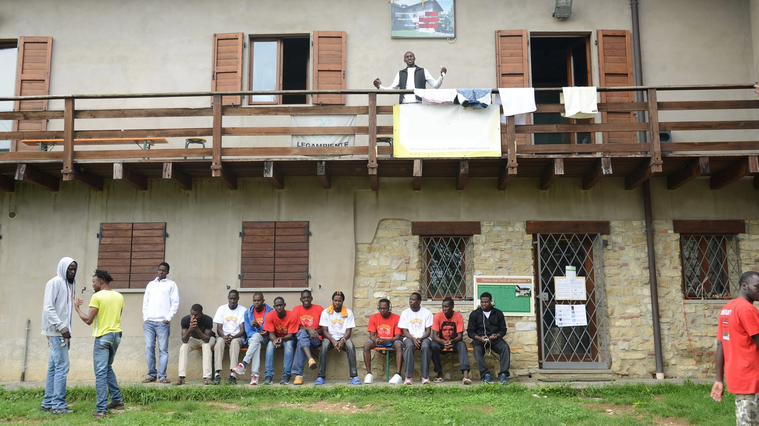Un gruppo di migranti ospiti a Taleggio