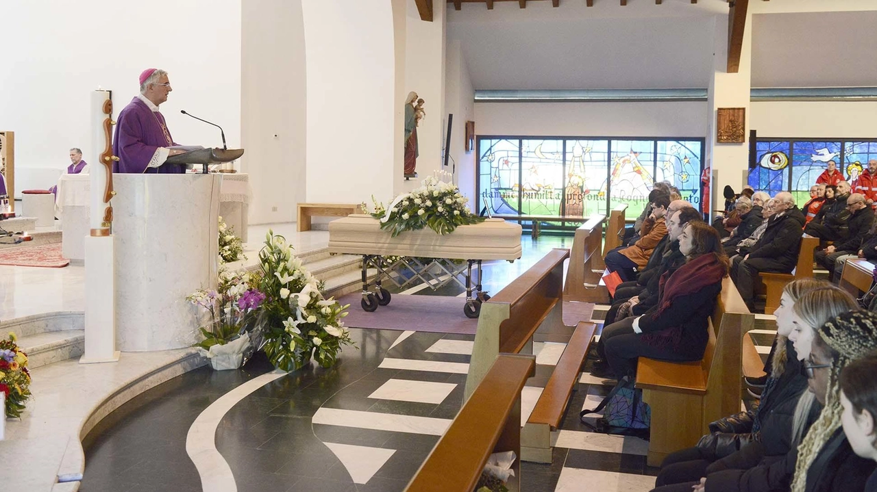 Un momento della funzione religiosa celebrata nella chiesa parrocchiale di San Francesco, nel quartiere Zaist di Cremona