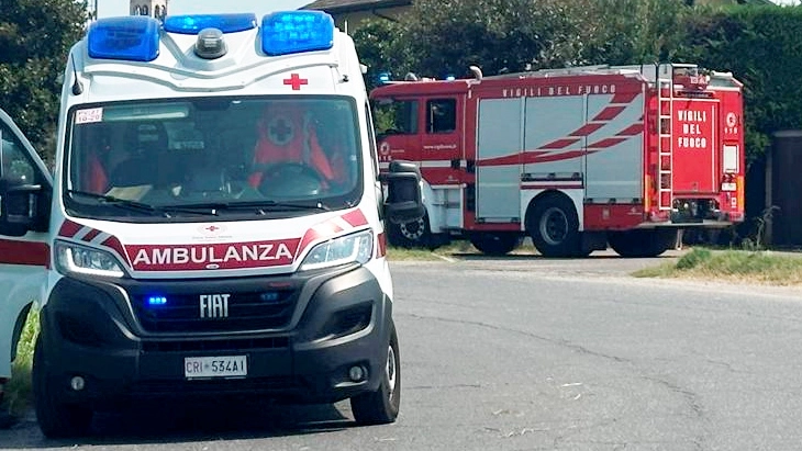 Ambulanza e vigili del fuoco (Foto archivio) Ambulanza e vigili del fuoco (Foto archivio)