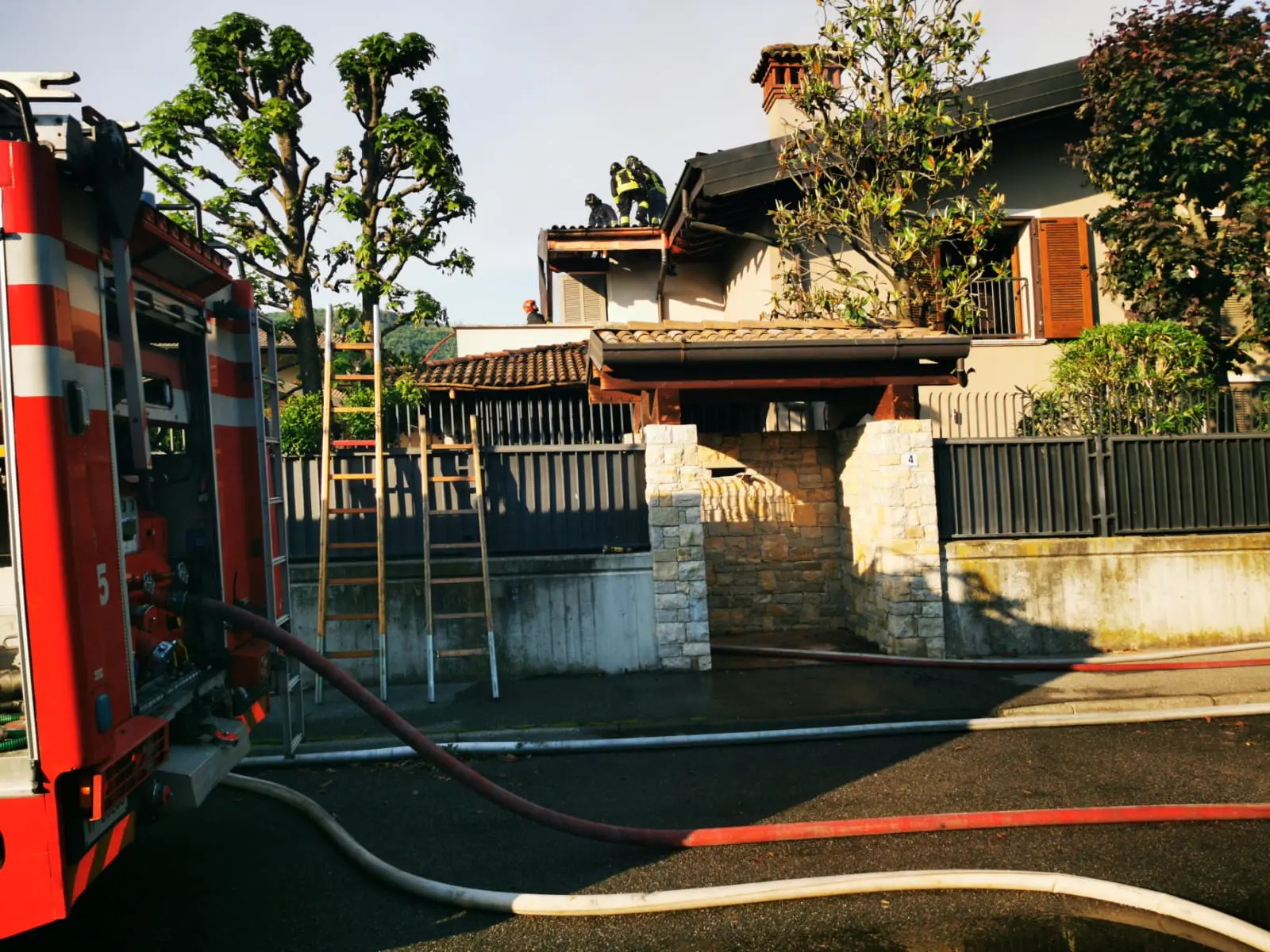 Coccaglio, incendio in una villetta: famiglia resta senza casa. Denunciato un uomo