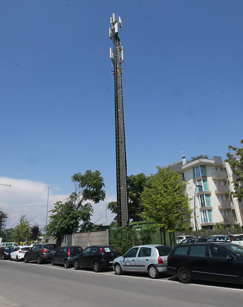 Al parco Valle Lambro. Nuova antenna 5G: "Cittadini allarmati" Al parco Valle Lambro. Nuova antenna 5G: "Cittadini allarmati"