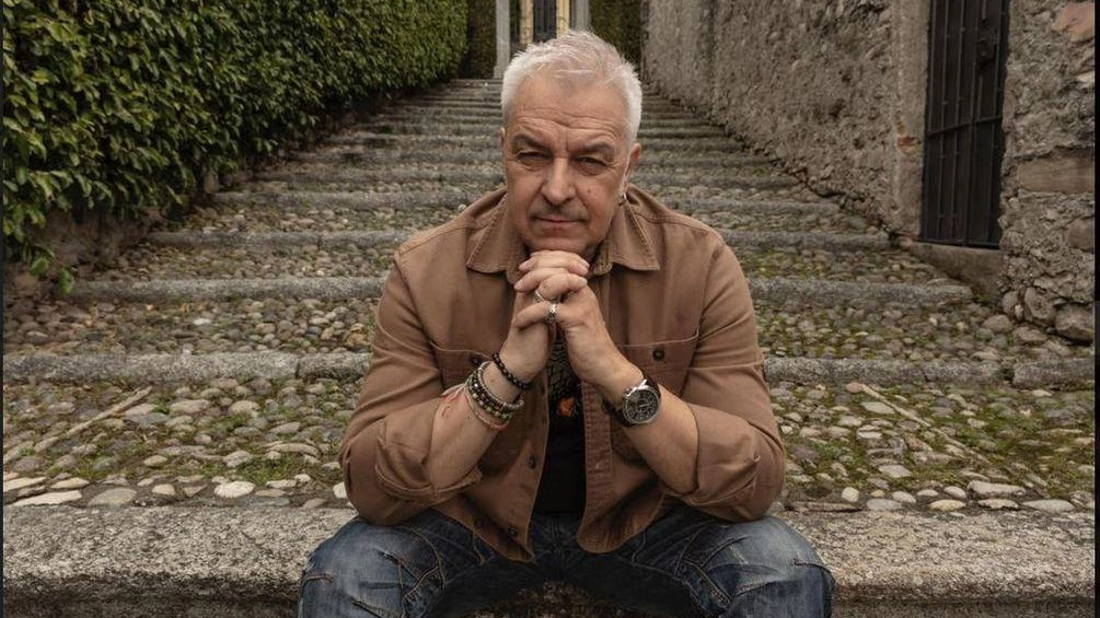 Il cantautore laghèe Davide Van De Sfroos 59 anni all’anagrafe Davide Enrico Bernasconi Il cantautore laghèe Davide Van De Sfroos 59 anni all’anagrafe Davide Enrico Bernasconi