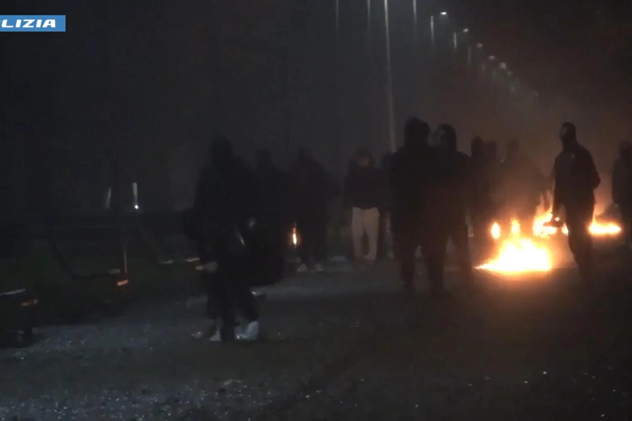 Incendi e roghi hanno contraddistinto la scorsa notte nel quartiere