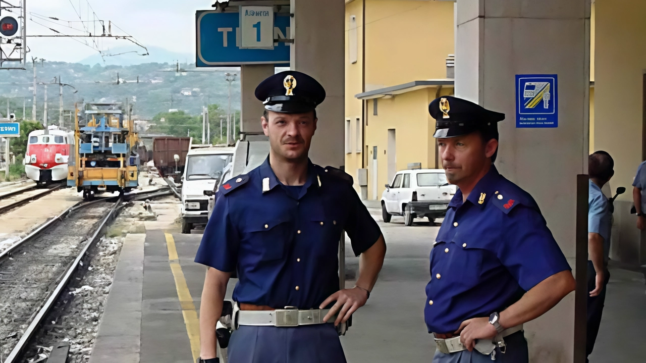 Deputati della Lega e sindacati chiedono il ripristino dell'ufficio della Polizia ferroviaria a Sondrio per garantire maggiore sicurezza, soprattutto in vista delle Olimpiadi invernali 2026. Deputati della Lega e sindacati chiedono il ripristino dell'ufficio della Polizia ferroviaria a Sondrio per garantire maggiore sicurezza, soprattutto in vista delle Olimpiadi invernali 2026.