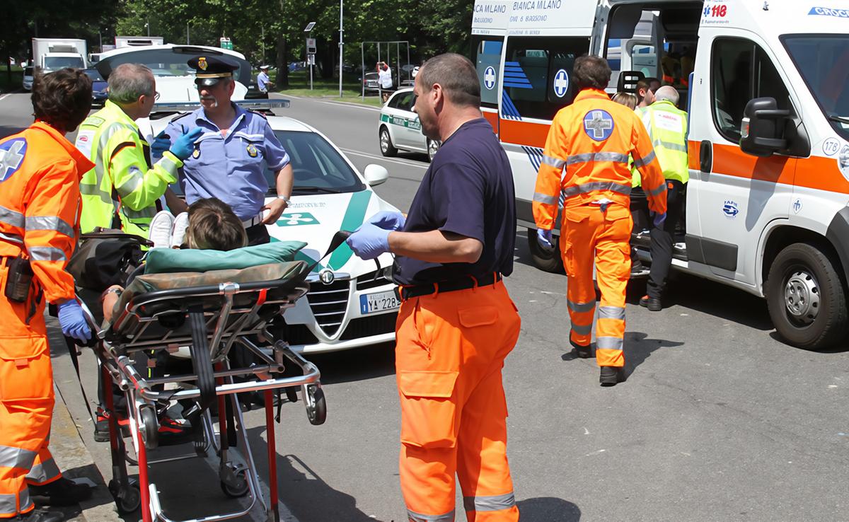 Anziana travolta sulle strisce . Grave donna di 91 anni in bicicletta presa in pieno da un motociclista