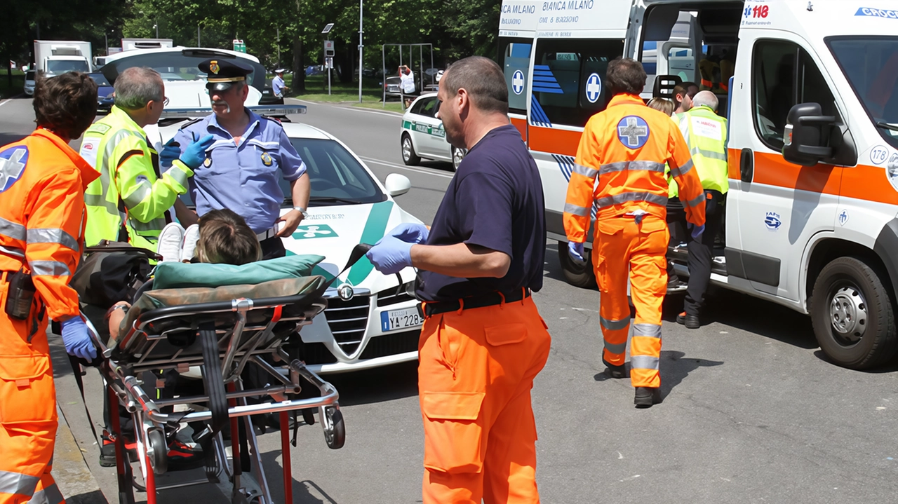 Sul luogo dell’incidente sono intervenuti gli agenti della polizia locale, un’ambulanza e un’automedica Sul luogo dell’incidente sono intervenuti gli agenti della polizia locale, un’ambulanza e un’automedica