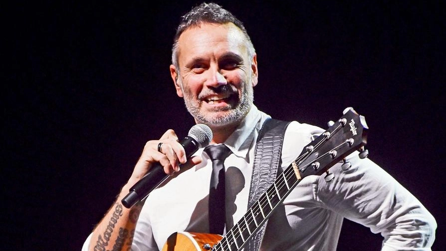 Nek, 53 anni (vero nome Filippo Neviani) sarà sabato sera allo stadio comunale Tassara di Breno (Brescia) nella cornice del “Valcamonica Summer Music 2025“ Nek, 53 anni (vero nome Filippo Neviani) sarà sabato sera allo stadio comunale Tassara di Breno (Brescia) nella cornice del “Valcamonica Summer Music 2025“