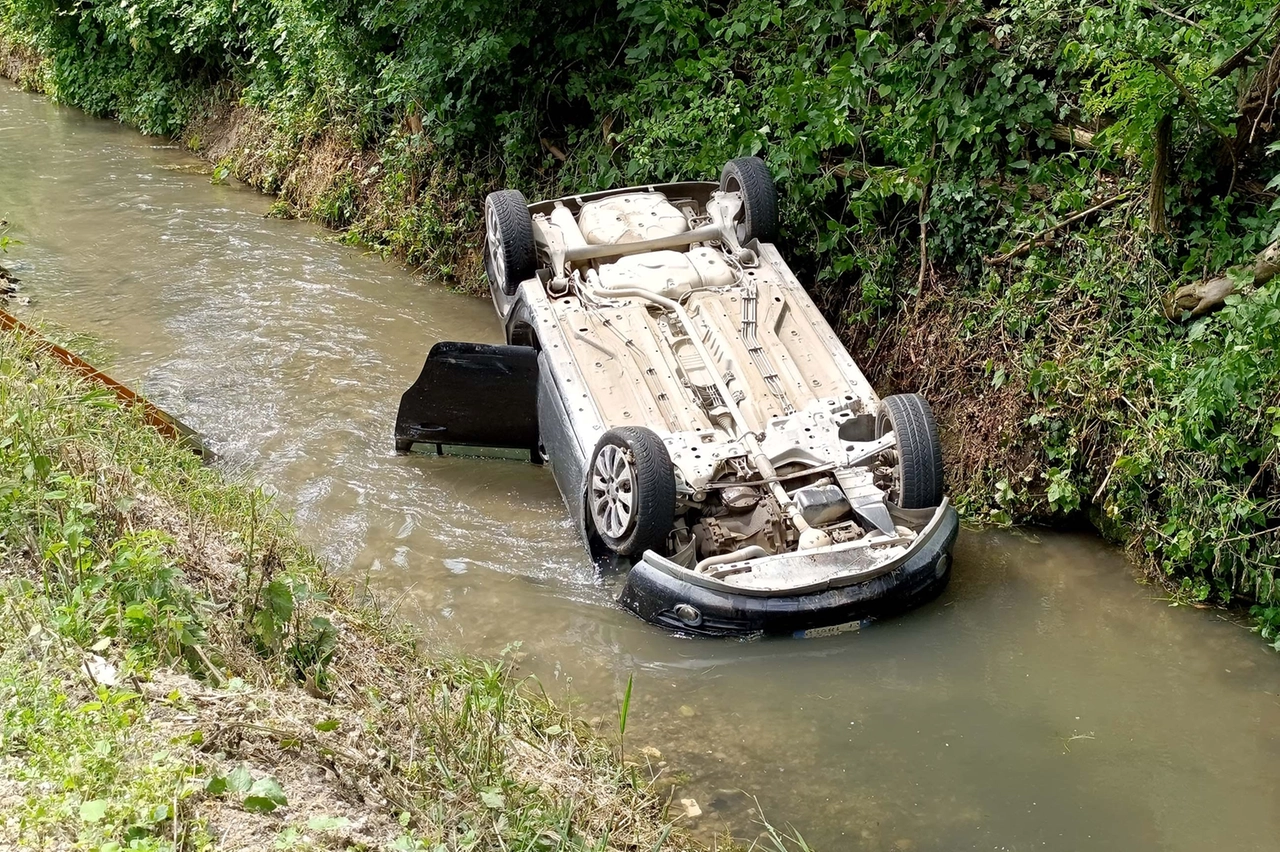 L'auto, dopo essere finita nel canale, si è cappottata. Schiavini è rimasto intrappolato all'interno