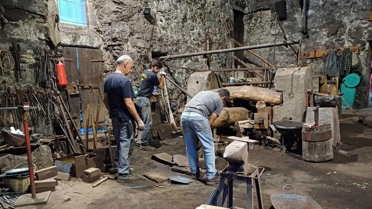 Aperta anche la Fucina Museo dove viene mostrato come si forgiava tramite il maglio (originale) ad acqua Aperta anche la Fucina Museo dove viene mostrato come si forgiava tramite il maglio (originale) ad acqua