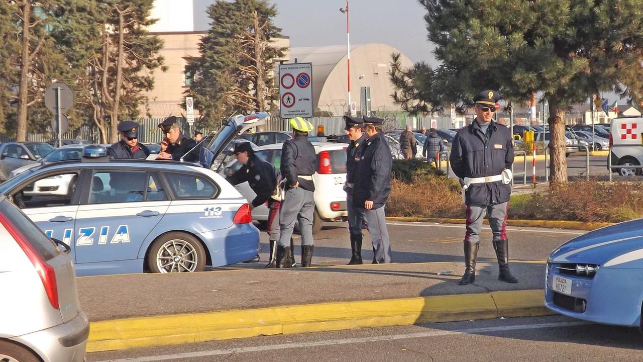Controlli della polizia in aeroporto Controlli della polizia in aeroporto