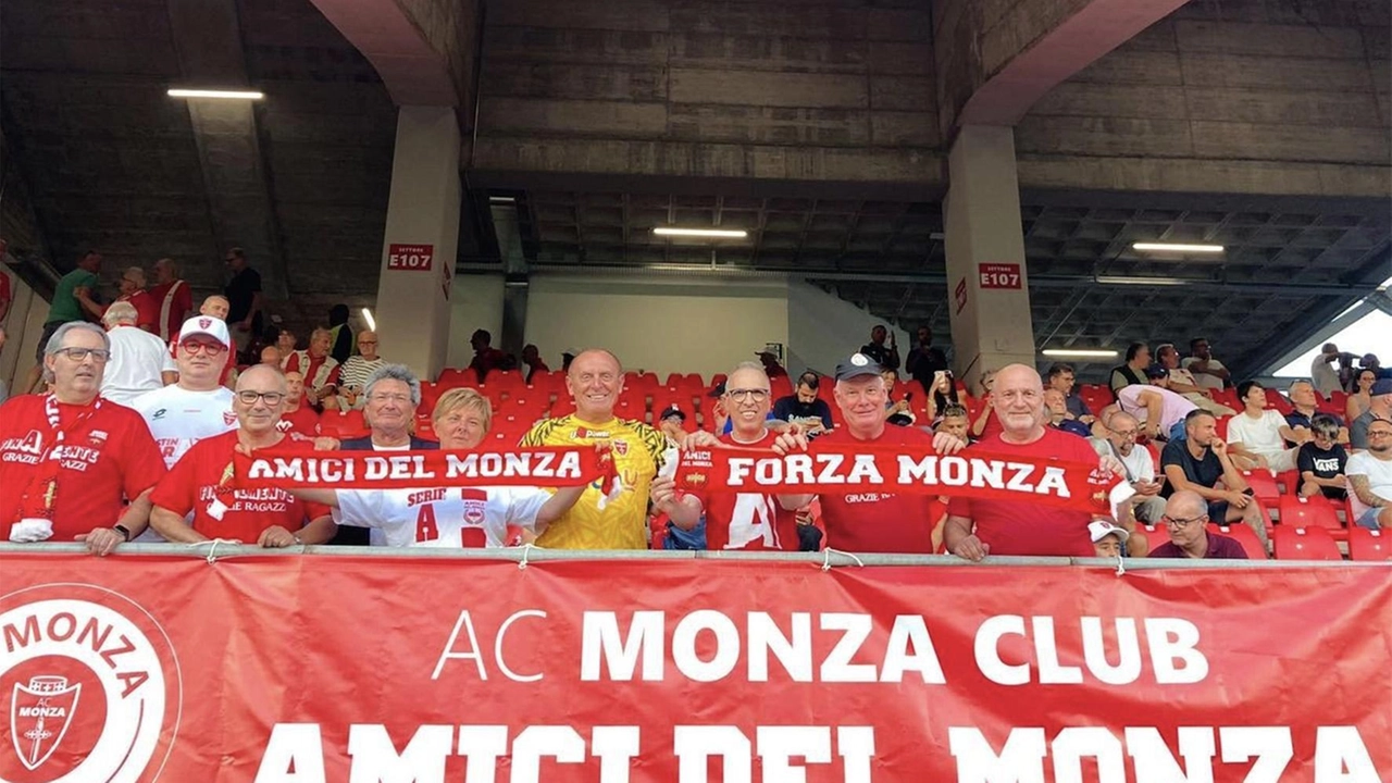 Bandiere e striscioni ammainati sugli spalti, lo sconcerto e i timori: "Rimpiangiamo la dignità perduta: 10 anni fa non pagavano, ma ci salvammo". Bandiere e striscioni ammainati sugli spalti, lo sconcerto e i timori: "Rimpiangiamo la dignità perduta: 10 anni fa non pagavano, ma ci salvammo".