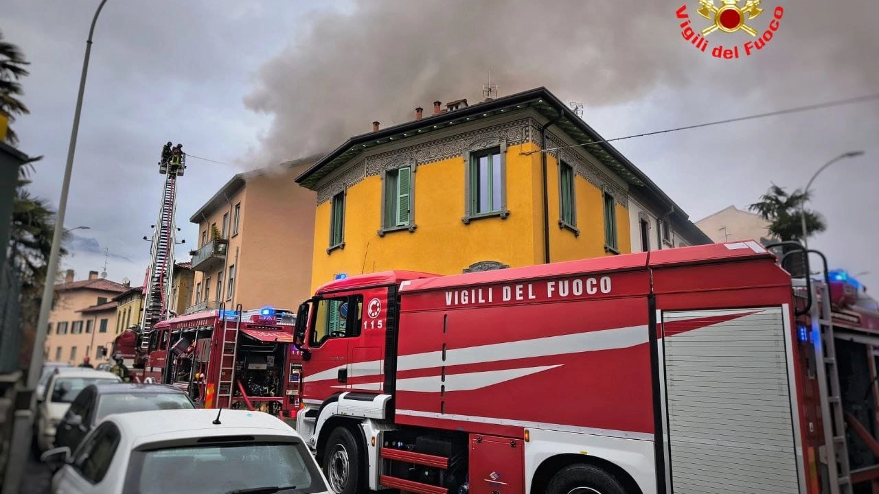 L'incendio a Pescarenico (Foto dei vigili del fuoco)