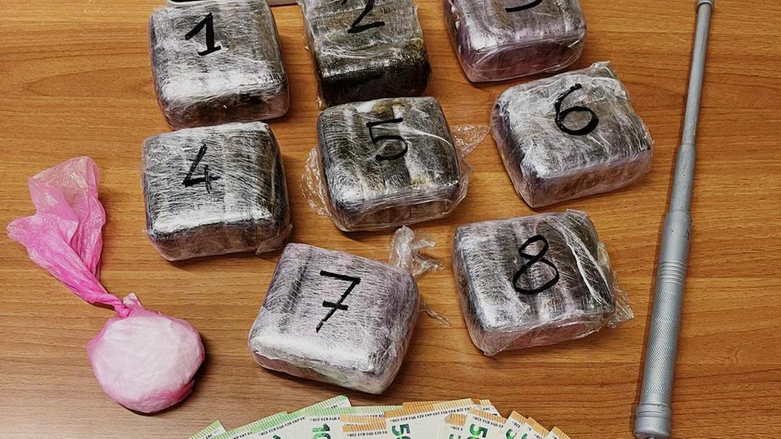 Controlli lungo la BreBeMi, trovati in auto con 4 kg di hashish e mezzo etto di cocaina: arrestati Controlli lungo la BreBeMi, trovati in auto con 4 kg di hashish e mezzo etto di cocaina: arrestati