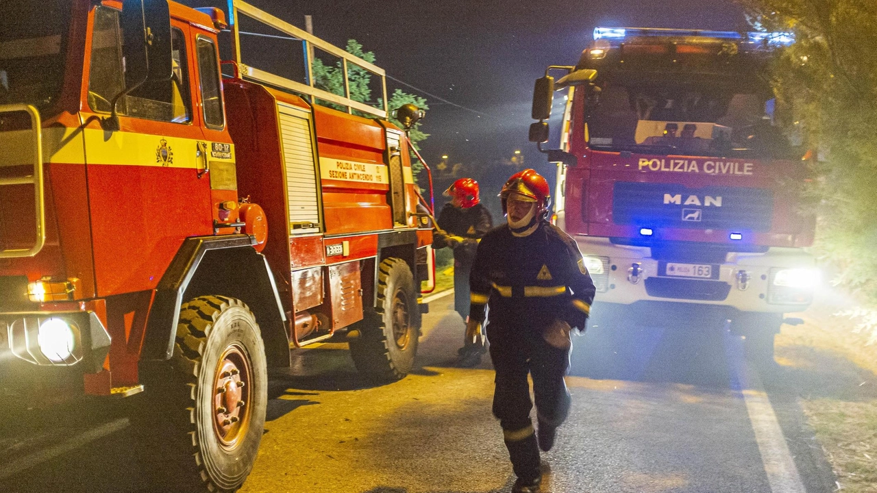 Ad appiccare l’incendio potrebbe essere stato un gruppo di minorenni che si aggirava nella zona Ad appiccare l’incendio potrebbe essere stato un gruppo di minorenni che si aggirava nella zona
