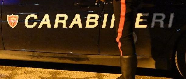 Banda del flessibile in azione . Buco nel muro, poi la razzia. Telecamere di sicurezza oscurate
