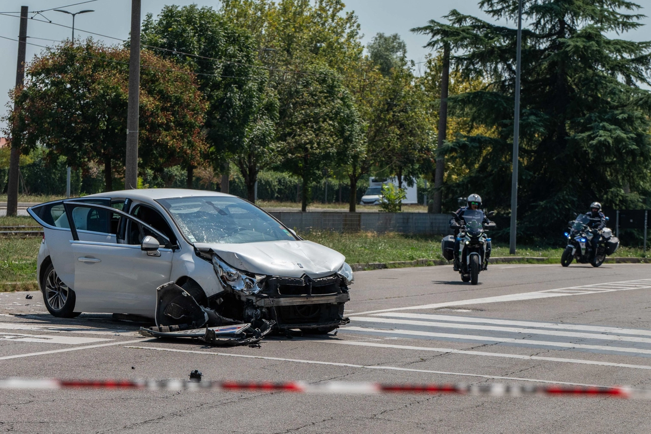 Il punto dell'incidente in via Saponaro, nel quartiere Gratosoglio di Milano
