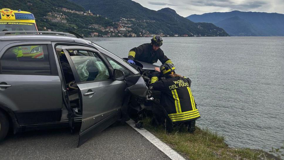 Paura a Dervio: due anziani coniugi rimangono in bilico con l’auto, sospesi nel vuoto sul lago Paura a Dervio: due anziani coniugi rimangono in bilico con l’auto, sospesi nel vuoto sul lago
