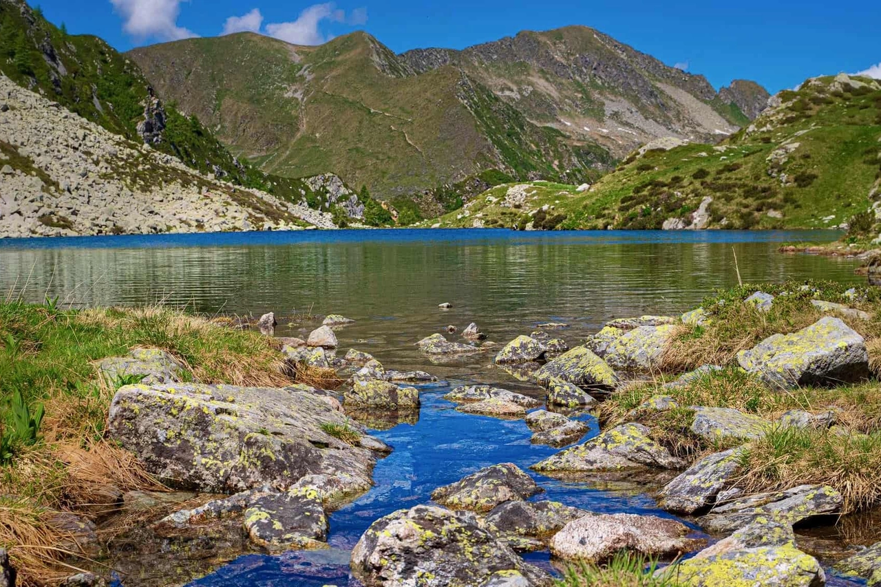 Uno dei laghi di Porcile, meta mai raggiunta dalla coppia di turisti milanesi