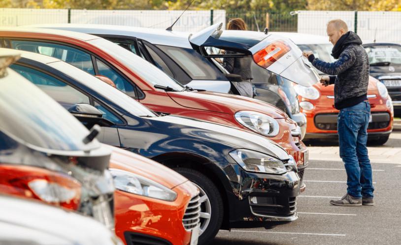 Ruba identità, dati fiscali ed economici a un imprenditore e si compra un’auto: denunciato pensionato