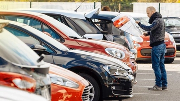 Ruba identità, dati fiscali ed economici a un imprenditore e si compra un’auto: denunciato pensionato