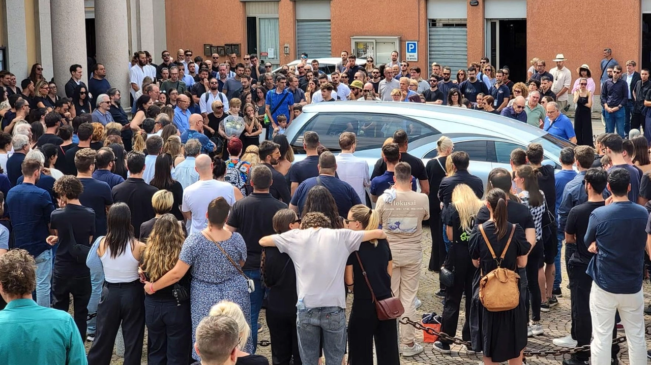 La partecipazione ai funerali di Dani. lo, il pallavolista di 32 anni originario di Merate, morto martedì scorso in ospedale a Pisa dopo aver accusato un malore durante una partita di beach volley a San Giuliano Terme La partecipazione ai funerali di Dani. lo, il pallavolista di 32 anni originario di Merate, morto martedì scorso in ospedale a Pisa dopo aver accusato un malore durante una partita di beach volley a San Giuliano Terme