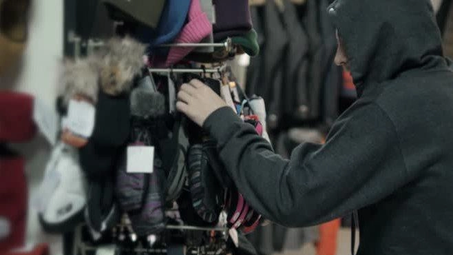 Scoperto furto di abbigliamento griffato I ladri avevano nascosto in uno zaino schermato la merce ancora provvista degli strumenti antitaccheggio Scoperto furto di abbigliamento griffato I ladri avevano nascosto in uno zaino schermato la merce ancora provvista degli strumenti antitaccheggio