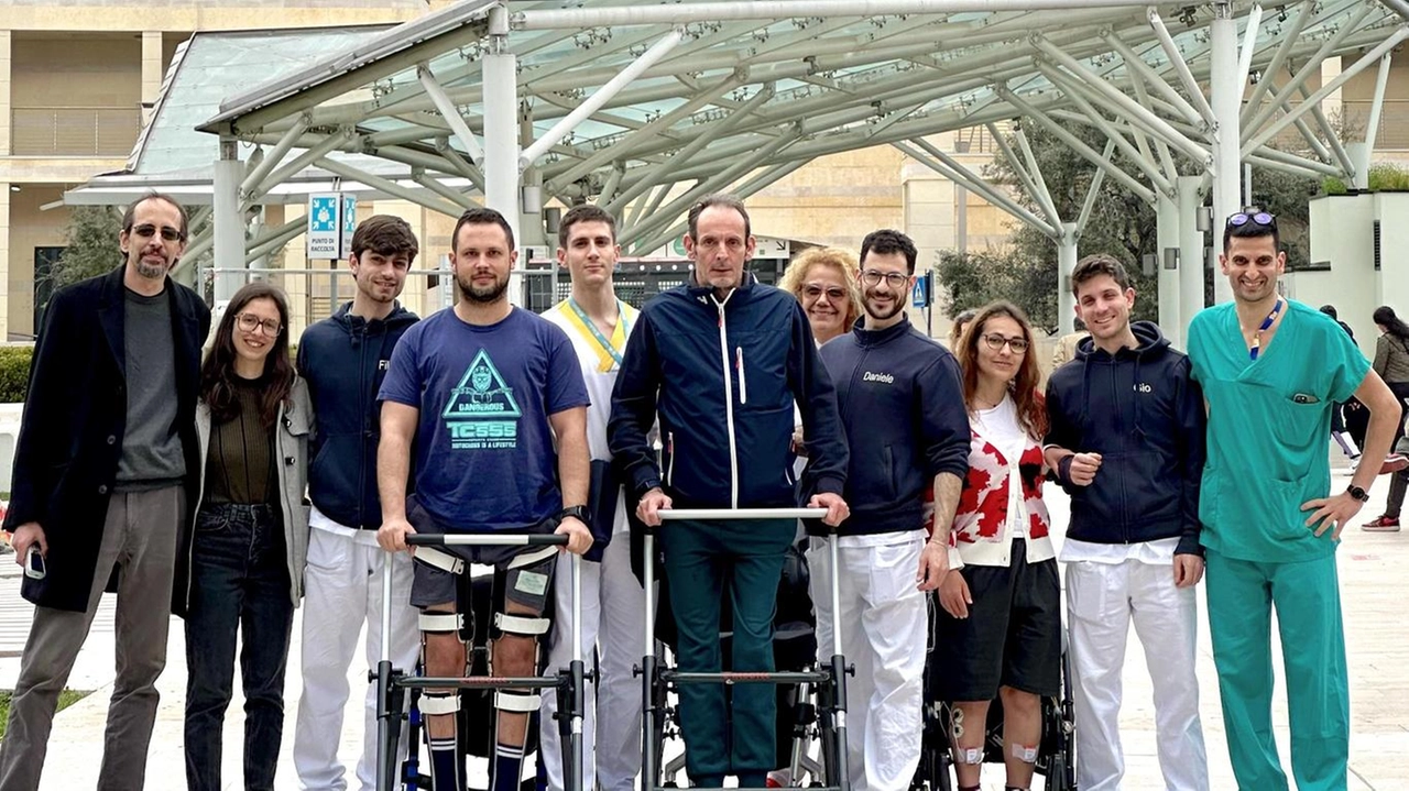 Sei mesi dopo l’intervento, è andato a piedi per un chilometro: la rinascita con la neurostimolazione. Primo caso da lesione al cono midollare, grazie ai medici del San Raffaele e ai bioingegneri di Sant’Anna. Sei mesi dopo l’intervento, è andato a piedi per un chilometro: la rinascita con la neurostimolazione. Primo caso da lesione al cono midollare, grazie ai medici del San Raffaele e ai bioingegneri di Sant’Anna.