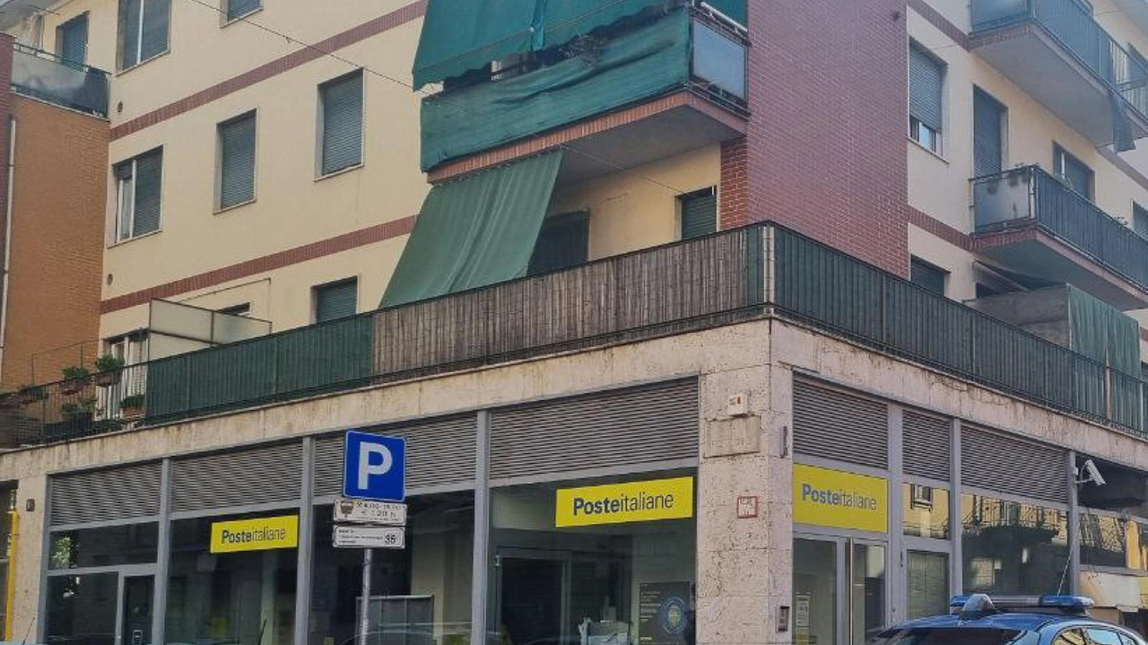A Milano, due Postamat sono stati presi di mira durante la notte, senza successo nel portare via denaro. Si ipotizza la stessa banda, ma le indagini sono in corso. A Milano, due Postamat sono stati presi di mira durante la notte, senza successo nel portare via denaro. Si ipotizza la stessa banda, ma le indagini sono in corso.
