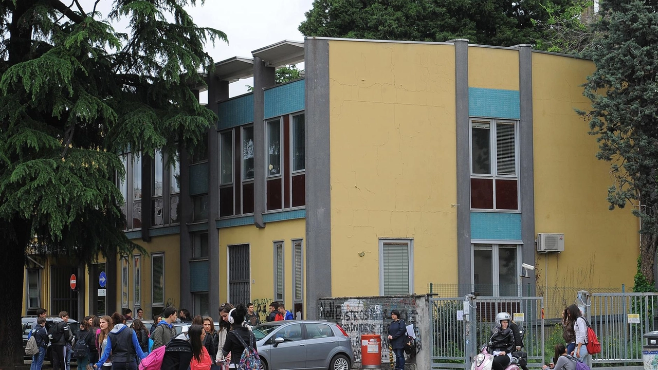 Parabiago, l’incursione notturna ha comportato danni tali da compromettere la sicurezza. Domani nell’istituto riparato le lezioni potranno riprendere dopo due giorni di vacanza forzata.