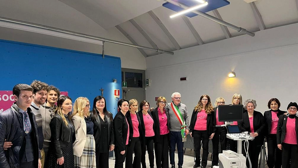 La cerimonia di consegna dell’ecografo dell’associazione Cuore di donna al Comune: un dono importante nella lotta ai tumori della mammella La cerimonia di consegna dell’ecografo dell’associazione Cuore di donna al Comune: un dono importante nella lotta ai tumori della mammella