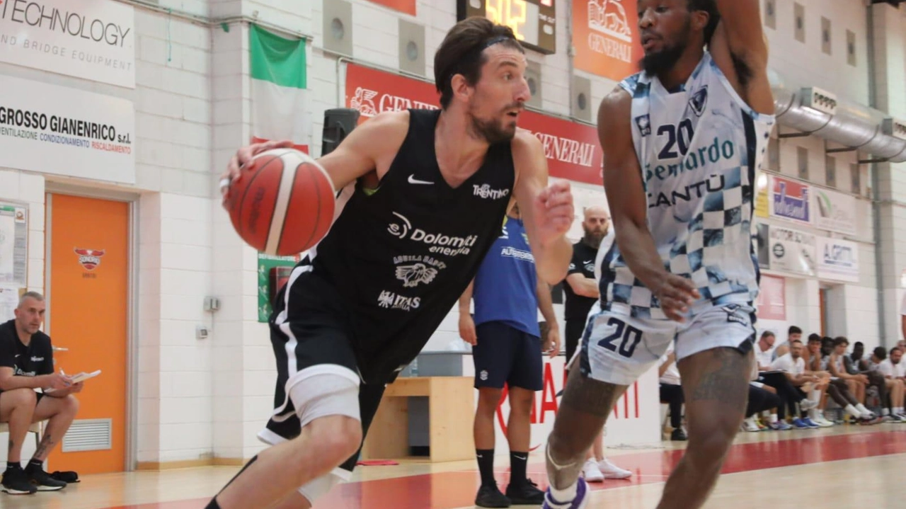 Xavier Sneed, ala della Pallacanestro Cantù, in marcatura sul playmaker di Trento, “Toto“ Forray, durante la Summer League